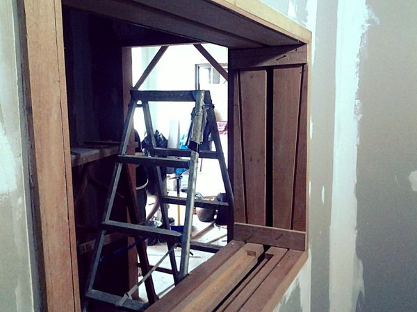 window-framing-with-desiccant-tray.jpg